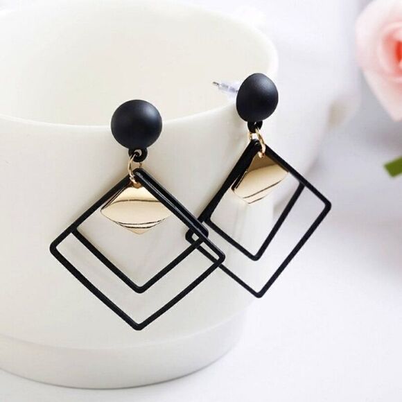 BLACK AND GOLD GEOMETRIC DANGLE EARRINGS - Picture 2 of 3